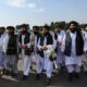 Dirigentes talibanes, en el aeropuerto de Kabul, este martes. / AFP