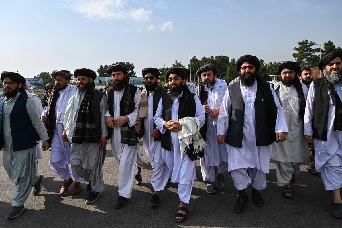 Dirigentes talibanes, en el aeropuerto de Kabul, este martes. / AFP